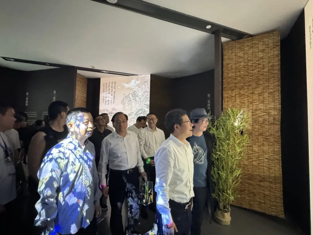 湖畔展讯 | “高峰对望——恽南田与齐白石真迹沉浸式AI艺术展”今日在常州美术馆拉开帷幕！